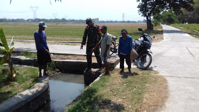 Babinsa Koramil 23 Ceper Bersama Poktan Cek Saluran Irigasi