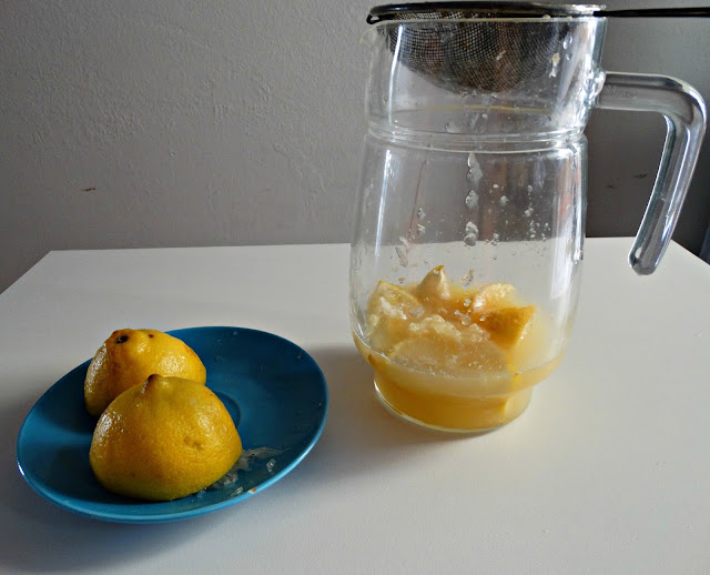Jarra con colador, para exprimir las limas y el limón
