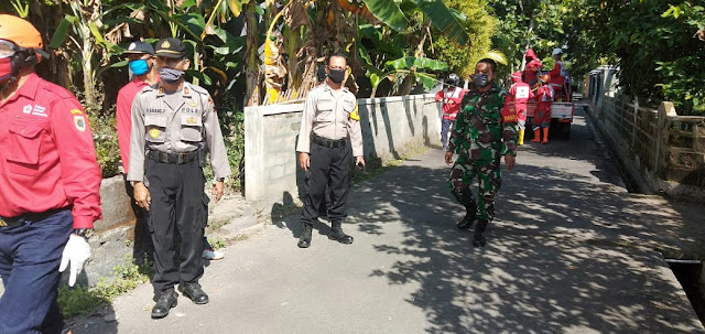 Babinsa Koramil 10/Gantiwarno Dampingi Penyemprotan Disinfektan