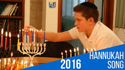 The Boys Town Jerusalem Choir - Hanukkah Oh Hanukkah La canción de Hanukkah es cantada por The Boys Town Jerusalem Choir en el campus de Jerusalén de Boys Town. Janucá es el festival de las luces. Janucá se celebrada por 8 días iluminando la Menorá. Es un festival muy alegre, con mucha canción y comiendo muchos alimentos aceitosos como donas y latkes.