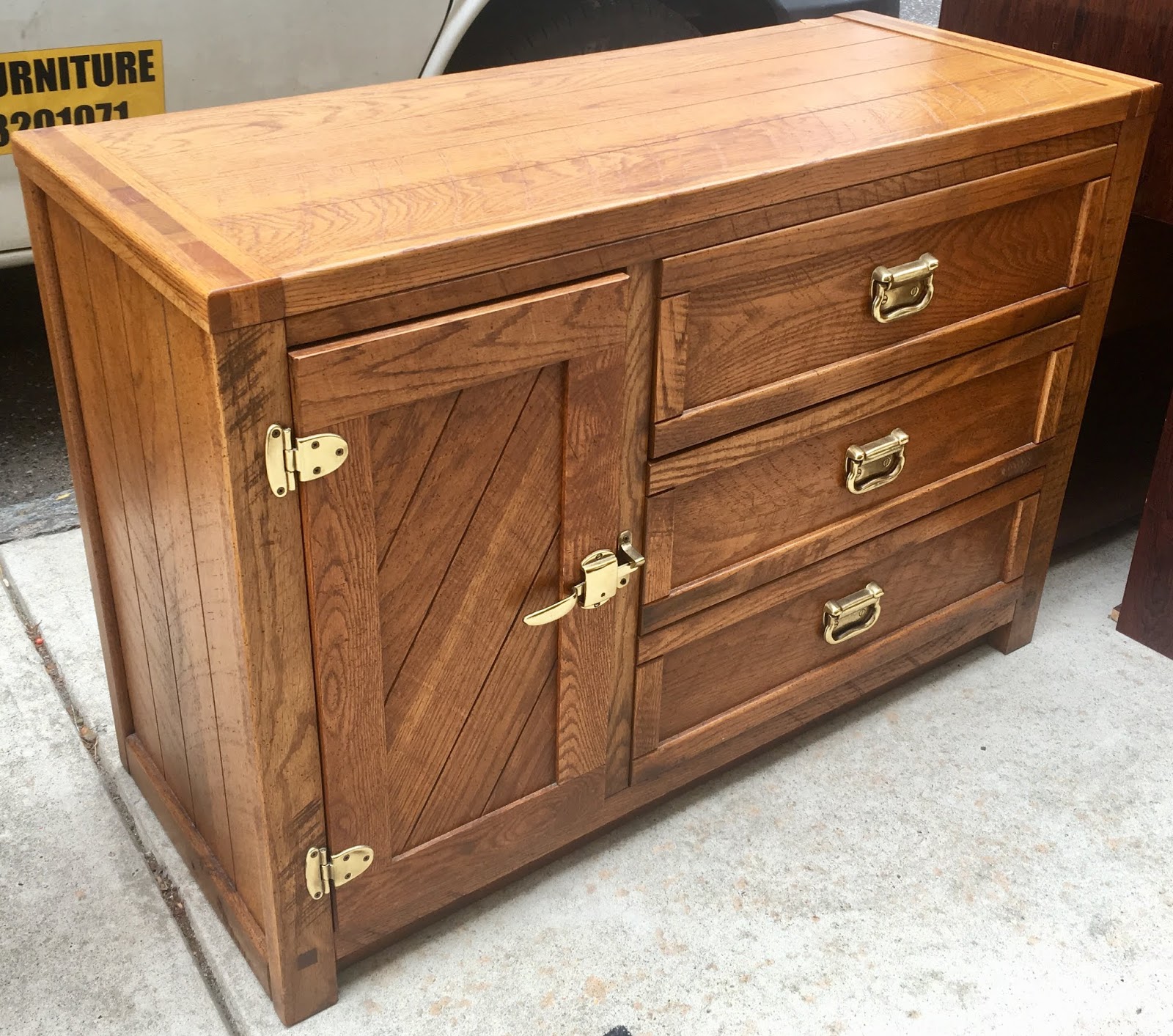 Uhuru Furniture & Collectibles 467957 YoungHinkle 44"w x 18"d x 30"h