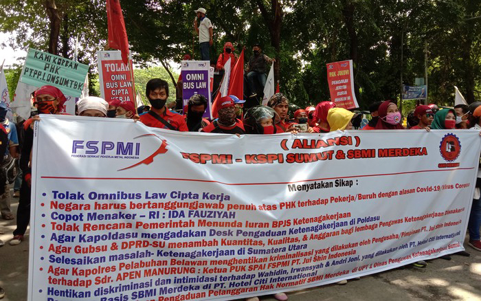 Buruh Demo Tolak Omnibus Law Di Depan Dprd Sumut