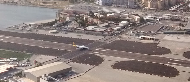 Photo of an airplane landing at the Gibraltar airport, crossing the only road that passes between Spain and the British colony, and temporarily stopping all cross-border traffic.