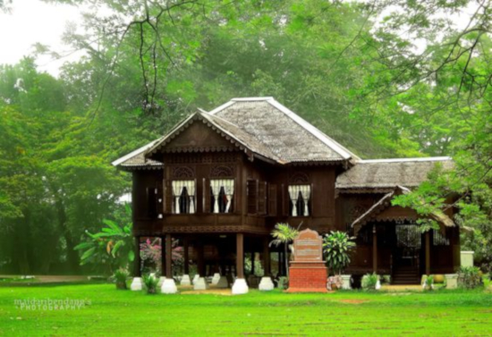 rumah panggung tradisional di pedesaan