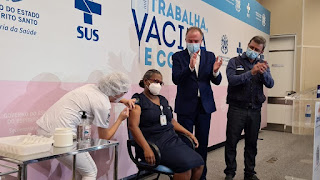 Primeira capixaba a ser imunizada foi a técnica de enfermagem Iolanda Brito da Silva dos Santos, de 55 anos, que atua no Hospital Estadual Dr. Jayme dos Santos Neves