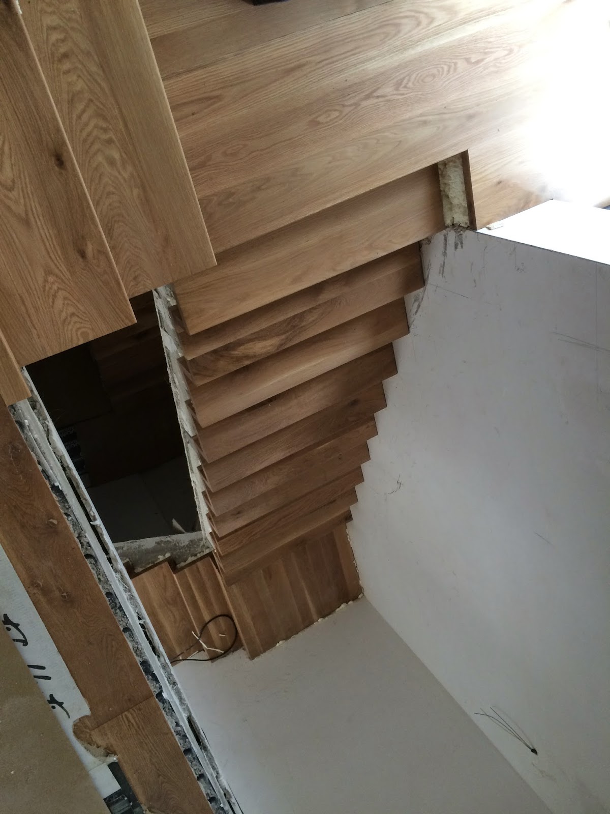 El carpintero: Escalera en roble, sin bocel, sin rodapie.