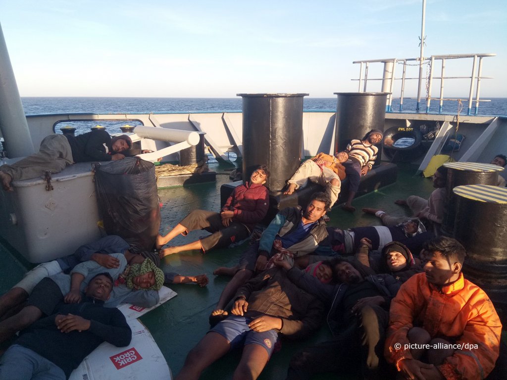 En pleine crise sanitaire «Le grand remplacement continu discrètement !» Les 78 migrants secourus par le Marina ont débarqué en Sicile
