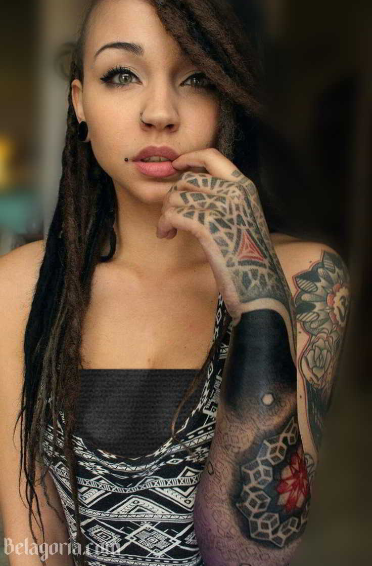 Una preciosa modelo con tatuaje de mandala