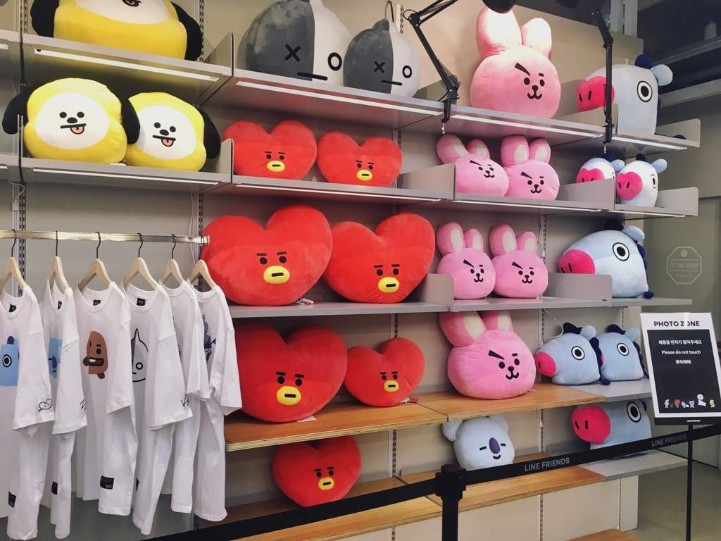 Магазин бтс. Bt21 магазин в Сеуле. Магазин БТС bt21. Bt21 line Store. Корея bt21 магазин одежды.