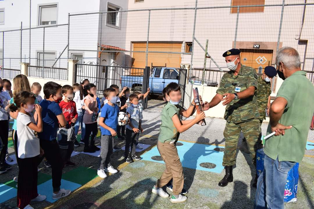 Θράκη: Ο Στρατός προσέφερε υπολογιστές, βιβλιοθήκες και δώρα στα μειονοτικά σχολεία