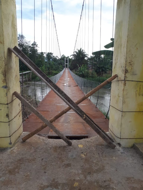 Besi Penyangga Lantai Plat Jembatan Gantung Penghubung Dua Kecamatan Di Luwu Utara Patah