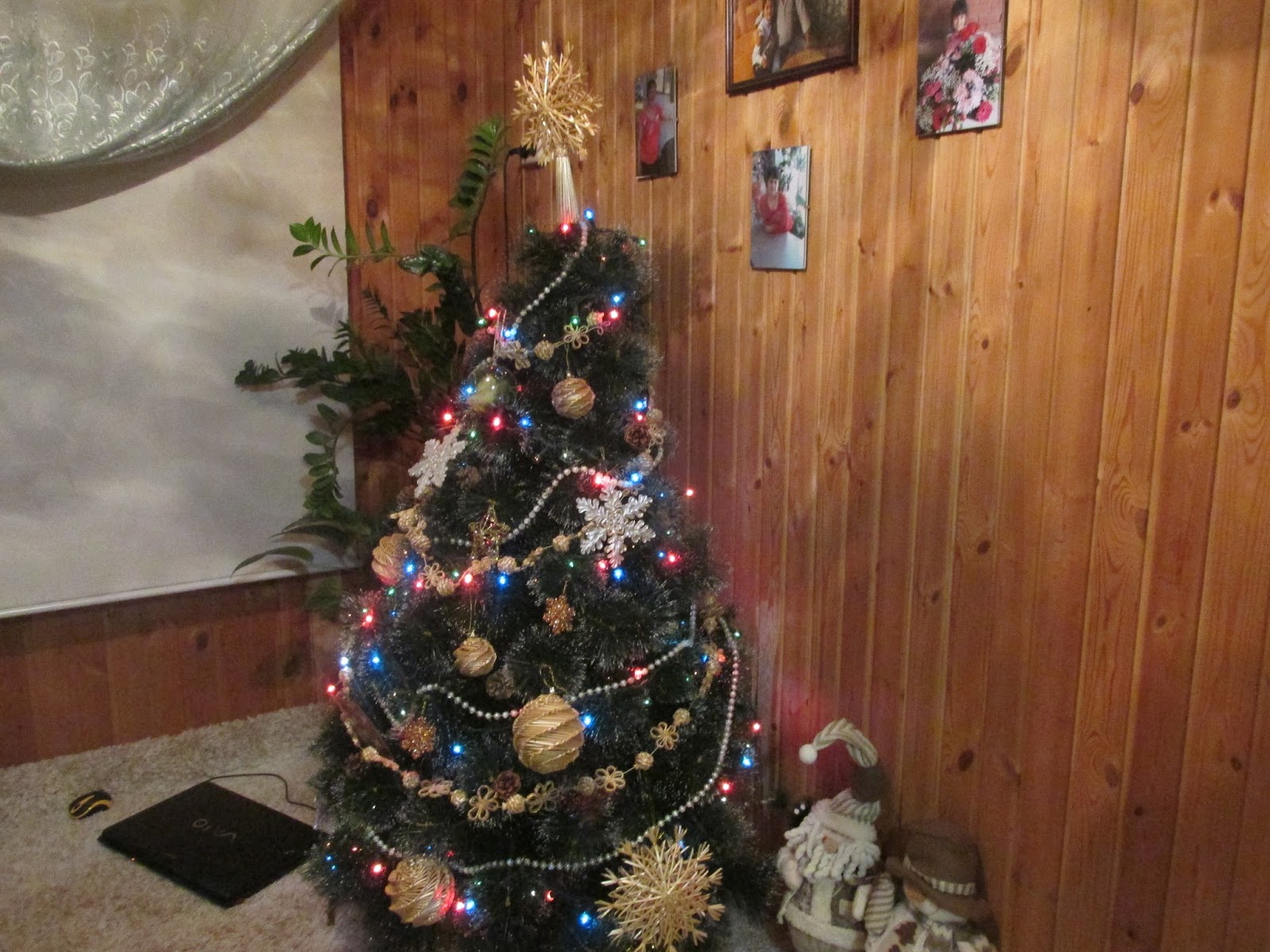 Другие елки. Другие елки. Новогодняя елка фото. Гпядки украшенные из фиксрарйса. Елка из автозапчастей.