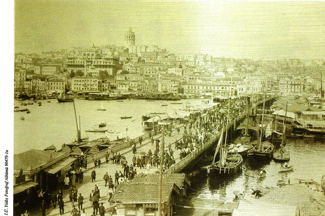 Eminönü'nden Galata Köprüsü'nü gösteren bir fotoğraf (1901-1902)