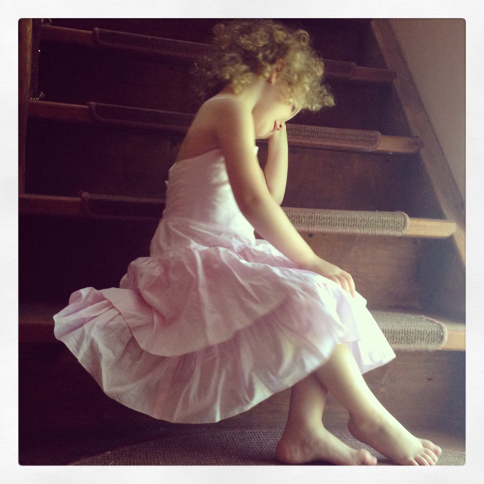 приснилось надевать платье. свадебная фотосессия на ступеньках. девушка надевает свадебное платье. приснилось надевать платье. сонник платье новое.