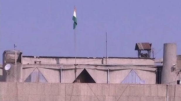जम्मू-कश्मीर की सरकारी इमारतों पर तिरंगा लहरना शुरू - newsonfloor.com