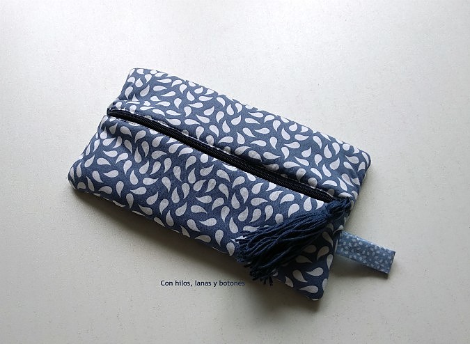 Con hilos, lanas y botones: Estuche azul forrado y con cremallera