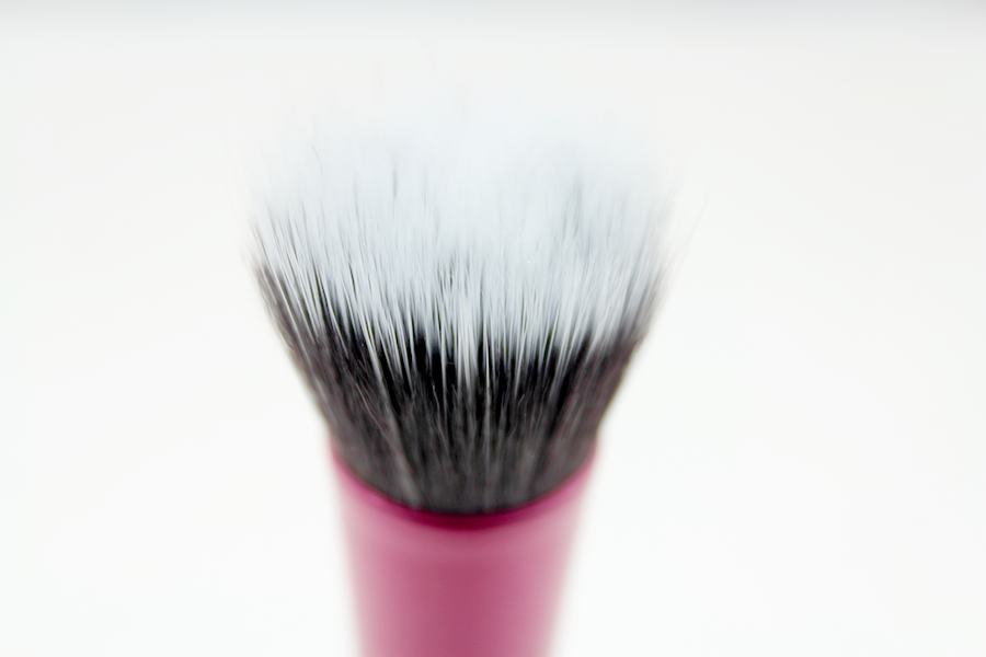 Real Techniques Stippling Brush — Dolce Vanity