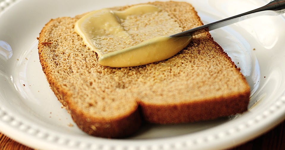 Можно ли есть масло с хлебом. Что намазать на хлеб. Сливочное масло и черный хлеб. Хлеб с маслом. Намазывает масло на хлеб.