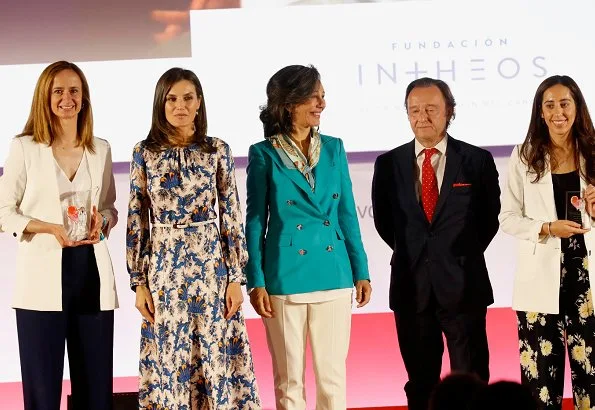 Queen Letizia wore Sandro all over print long silk dress. We saw that dress on Crown Princess Victoria on October 20th, 2018