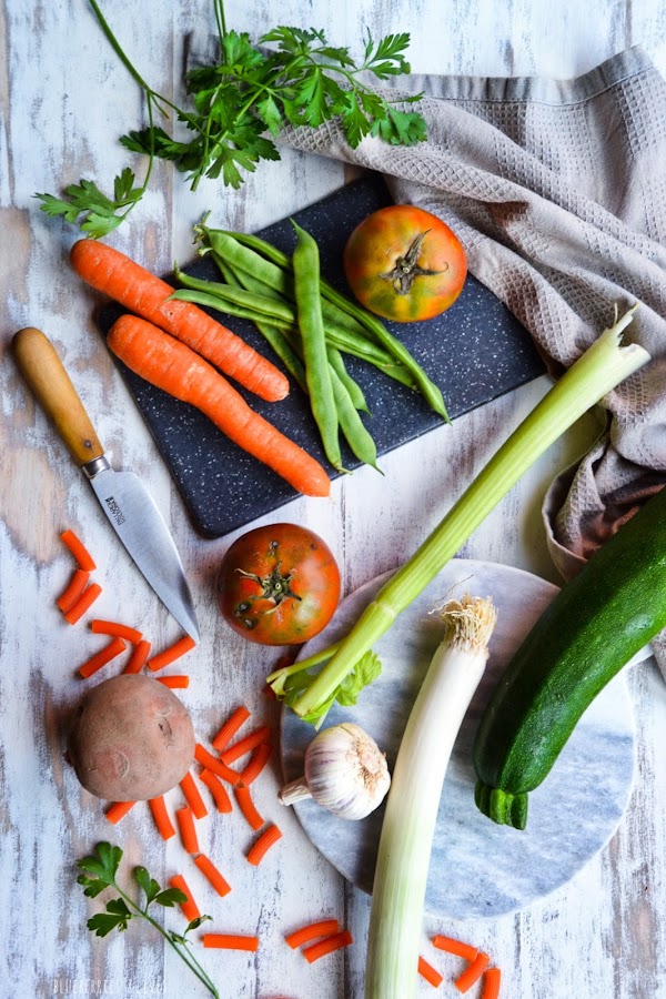 INGREDIENTES MINESTRONE: ZANAHORIA, PUERRO, PATATA, TOMATE, APIO, JUDÍAS, AJOS, PASTA NARANJA, 