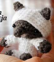 http://www.corriendocontijeras.com/patron-lobo-con-piel-de-oveja-amigurumi/