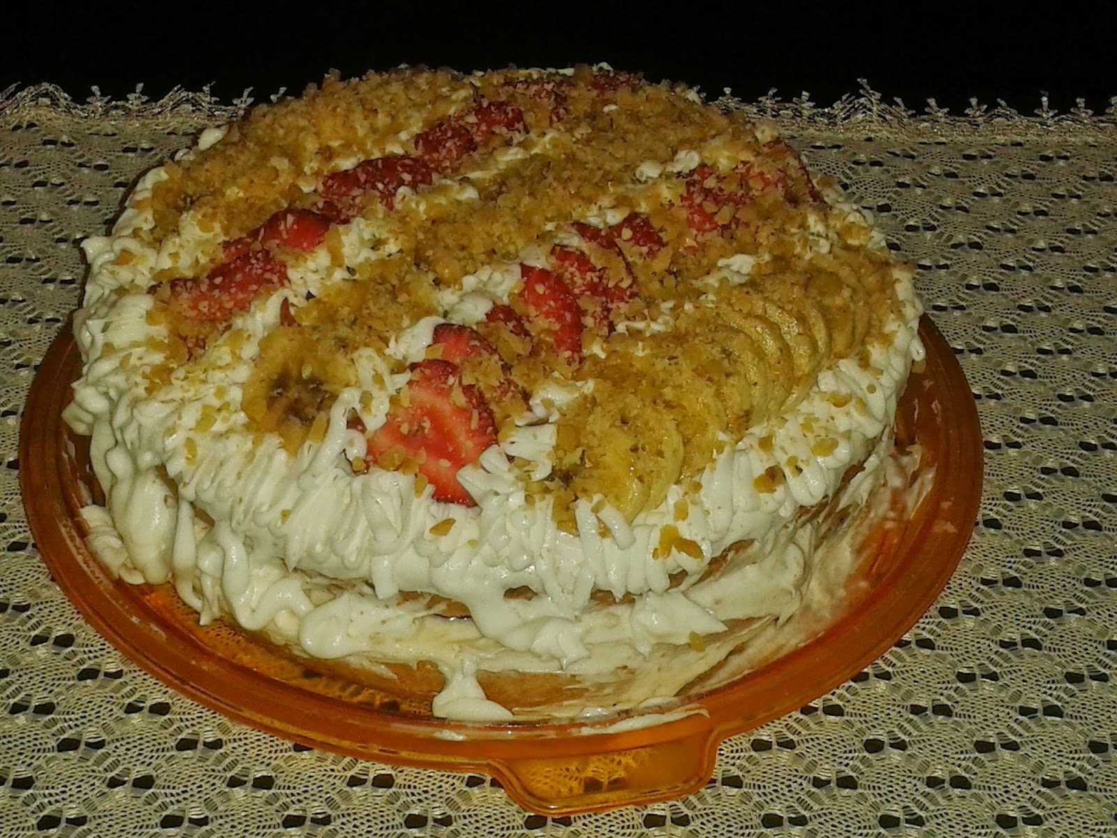ÇİLEKLİ VE MUZLU YAŞ PASTA