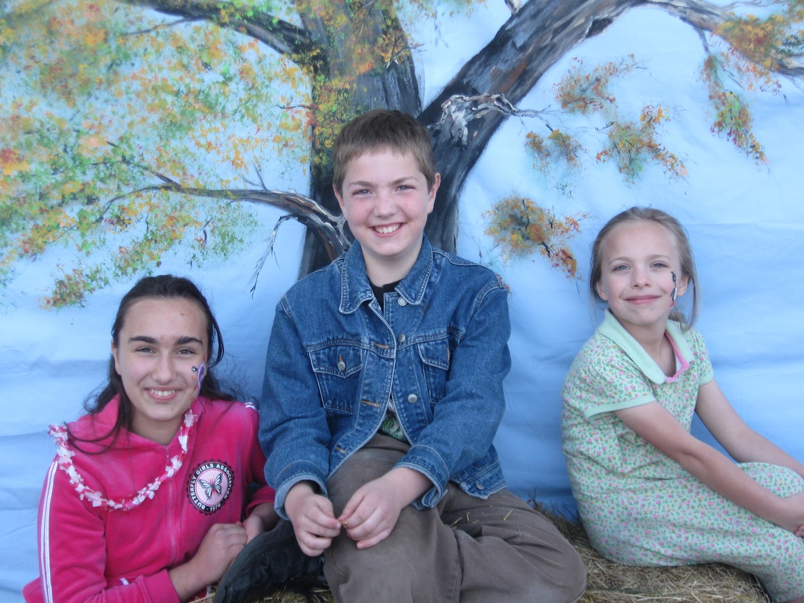 Harvest Lane Cottage Garage Saling with Littles