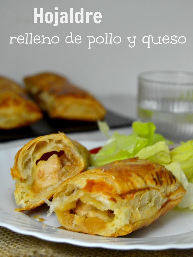 Hojaldre relleno de pollo y queso.