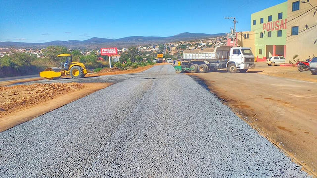 Prefeitura de Seabra está realizando  pavimentação asfáltica da via paralela a BR-242 nas imediações do Bairro União