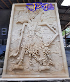 Relief gambar wayang Gatotkaca untuk hiasan tempel dinding rumah yang dibuat dari batu alam paras jogja / batu putih