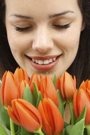 http://1.bp.blogspot.com/-uFhl4fc5zQI/T2TGghAdysI/AAAAAAAAAOY/yCxjUfCE5j0/s1600/Woman+flowers.jpg
