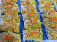 Canapé de ensaladilla y surimi.