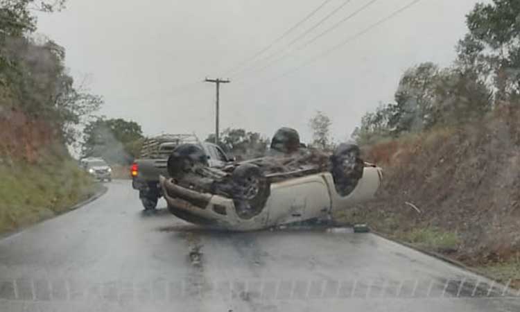 Carro que levava paciente para Ruy Barbosa capota entre Utinga e Bonito