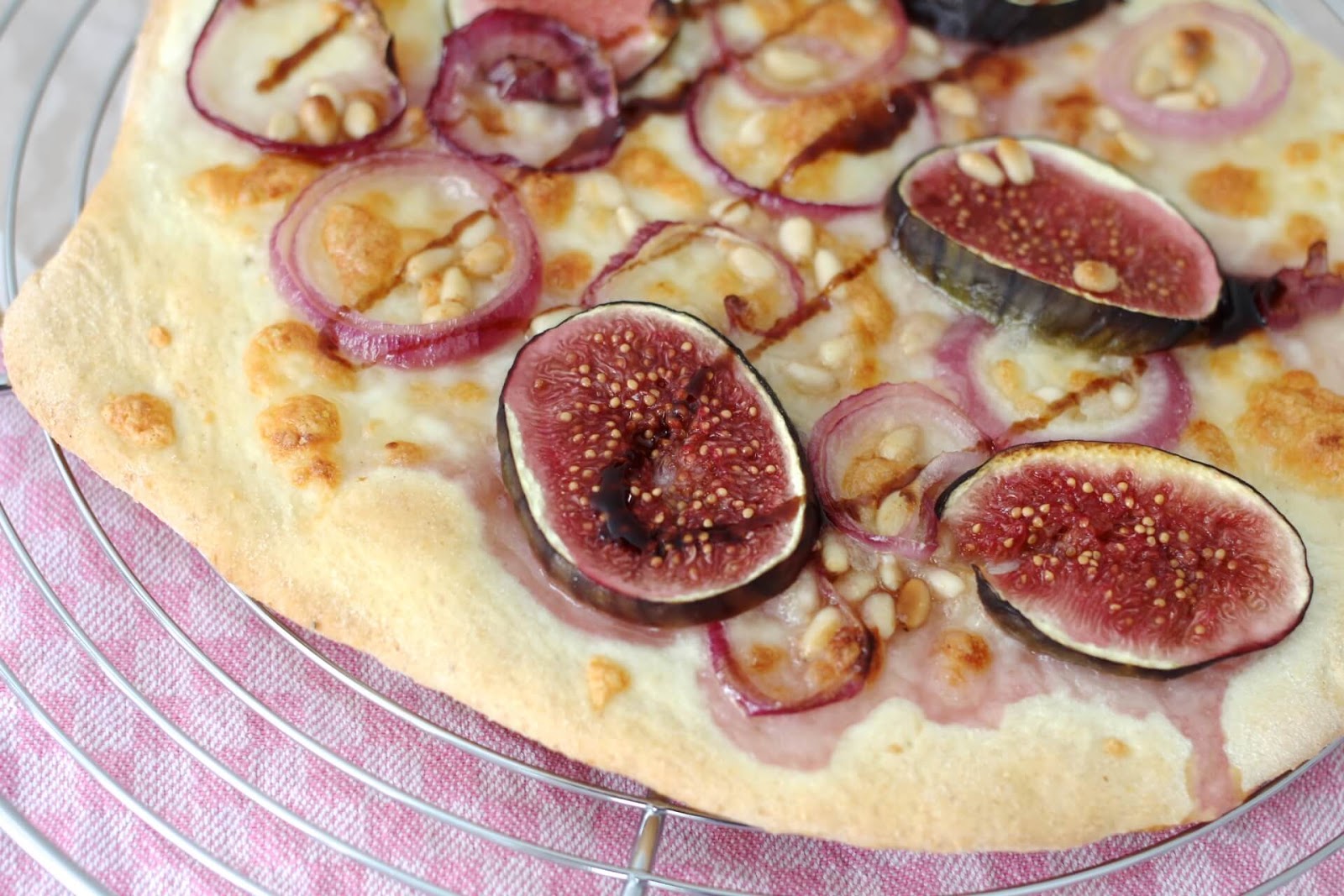 Blätterteig Pizza Vom Blech Mit Feigen Ziegenkäse Und Karamelisierten ...