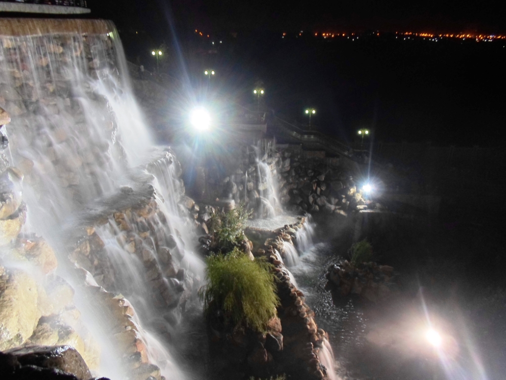 Песня поющие водопады. Водопад в Душанбе парк. Водопад парк Айни в Душанбе. Душанбе искусственный водопад. Поющие водопады.
