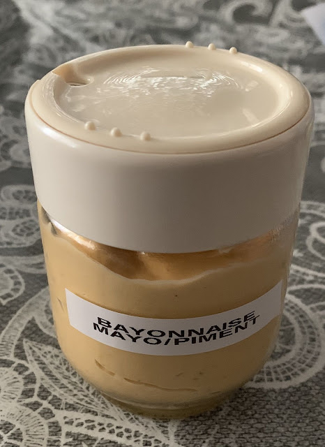 sauce bayonnaise Bayonatarren salsa.  La bayonnaise est une mayonnaise allégée en huile et relevée par la force du piment d'Espelette  Mélanger 2 jaunes d'oeufs, le jus d'un citron, ajouter dusel, du piment d'Espelette, de la moutarde, épices verser peu à peu de l'huile sur le mélange en tournant toujours, la sauce ne tarde pas à s'épaissir  si elle tourne, on la ramène immédiatement en y incorporant un peu de vinaigre.  Quand on a fait la quantité voulue, ajouter le vinaigre nécessaire. On se sert de la sauce bayonnaise pour les salades de poissons, de volailles et de légumes cuits.