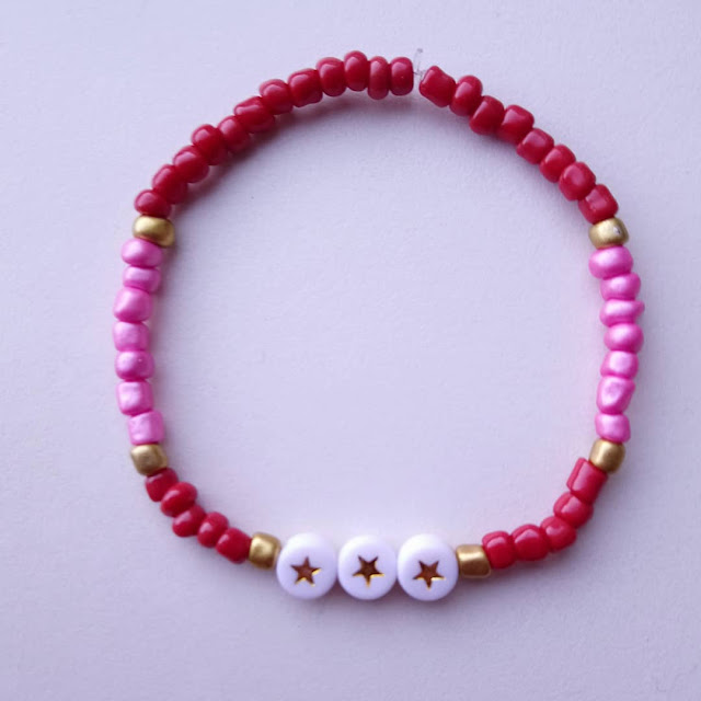 Vrolijke armbandenset met hartjes en letterkralen