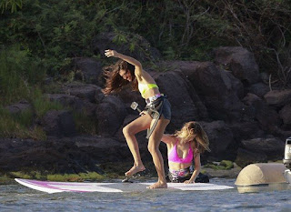 Market on the lovely beach at St. Barts on Friday, December 11, 2015 for the paddle boarding session and the photographer cameras whose mission was to follow: Behati Prinsloo, 26, appeared perfect in a pink bikini, while Sara Sampaio, 24, decided flawless in a yellow bikini.