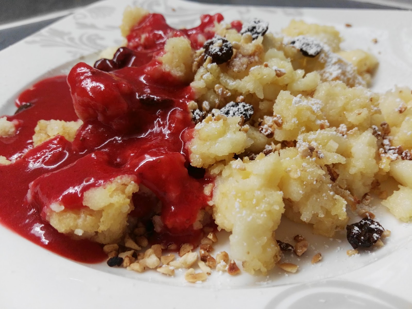 Flaumiger Grießschmarrn mit fruchtiger Erdbeersoße