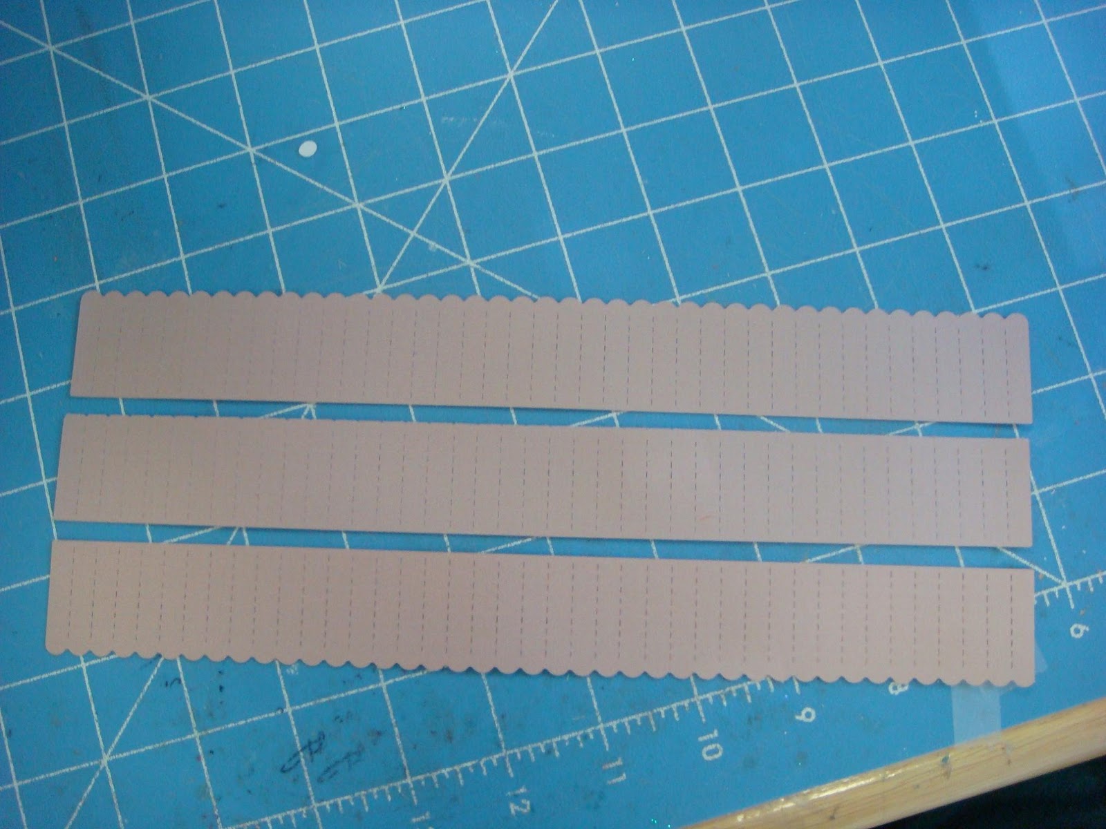 Carolyn's Creative Corner: HOW TO ACCORDIAN FOLD THE EASY, PAINLESS WAY ...
