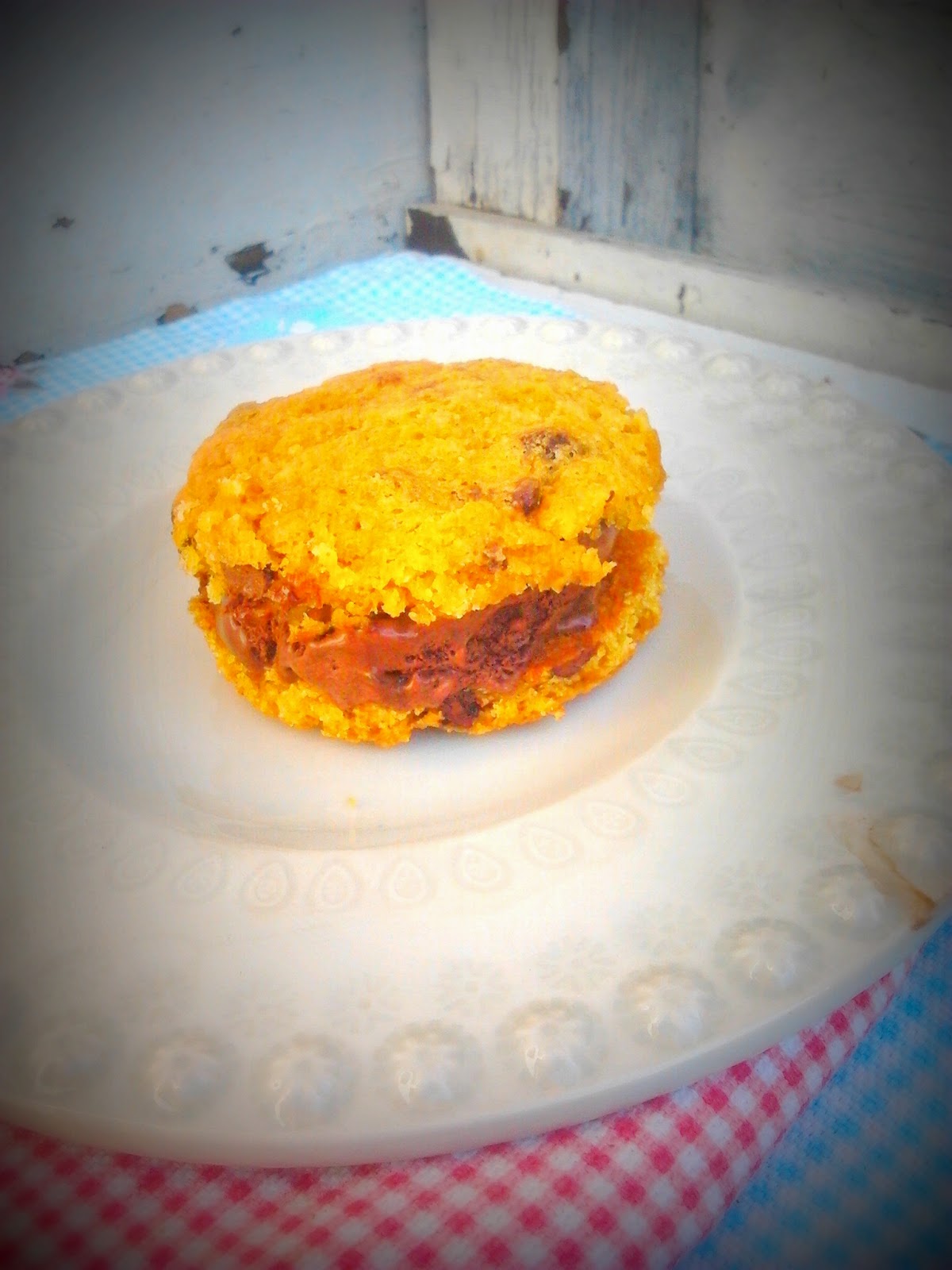 Sanduiche de cookies com gelado de chocolate e framboesa