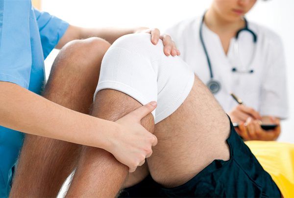 knee pain treatment What treatments are used to treat swollen knees (knee pain)