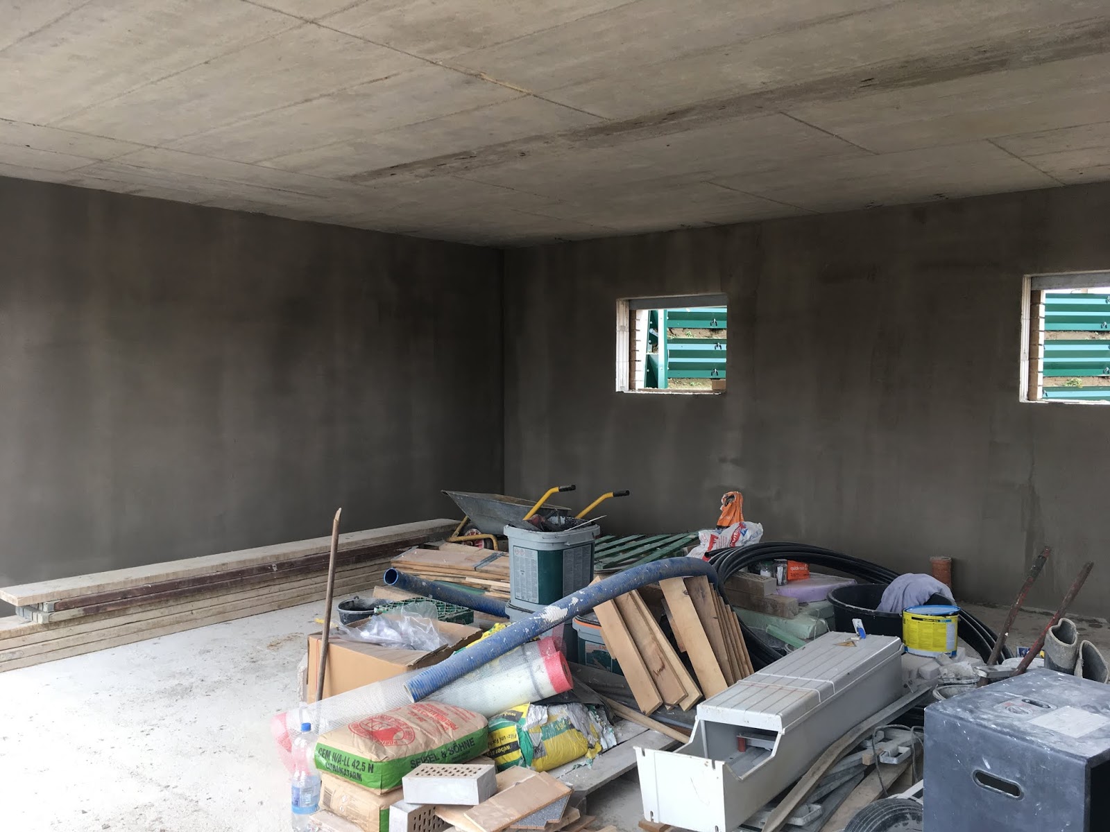 Hausbau Nadine, Max & Alex Klinkerarbeiten Garage fertig, Verputzen in Garage begonnen