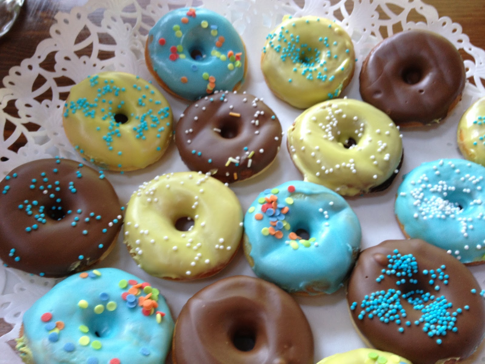 Viele bunte, Mini-Donuts ...