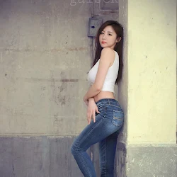 Yeon Da Bin &ndash; White Top & Jeans Foto 14