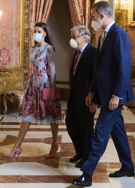 Queen Letizia wore an embroidered blue dress from the Resort 2018 Collection of Carolina Herrera. Magrit pink clutch and pink suede pumps