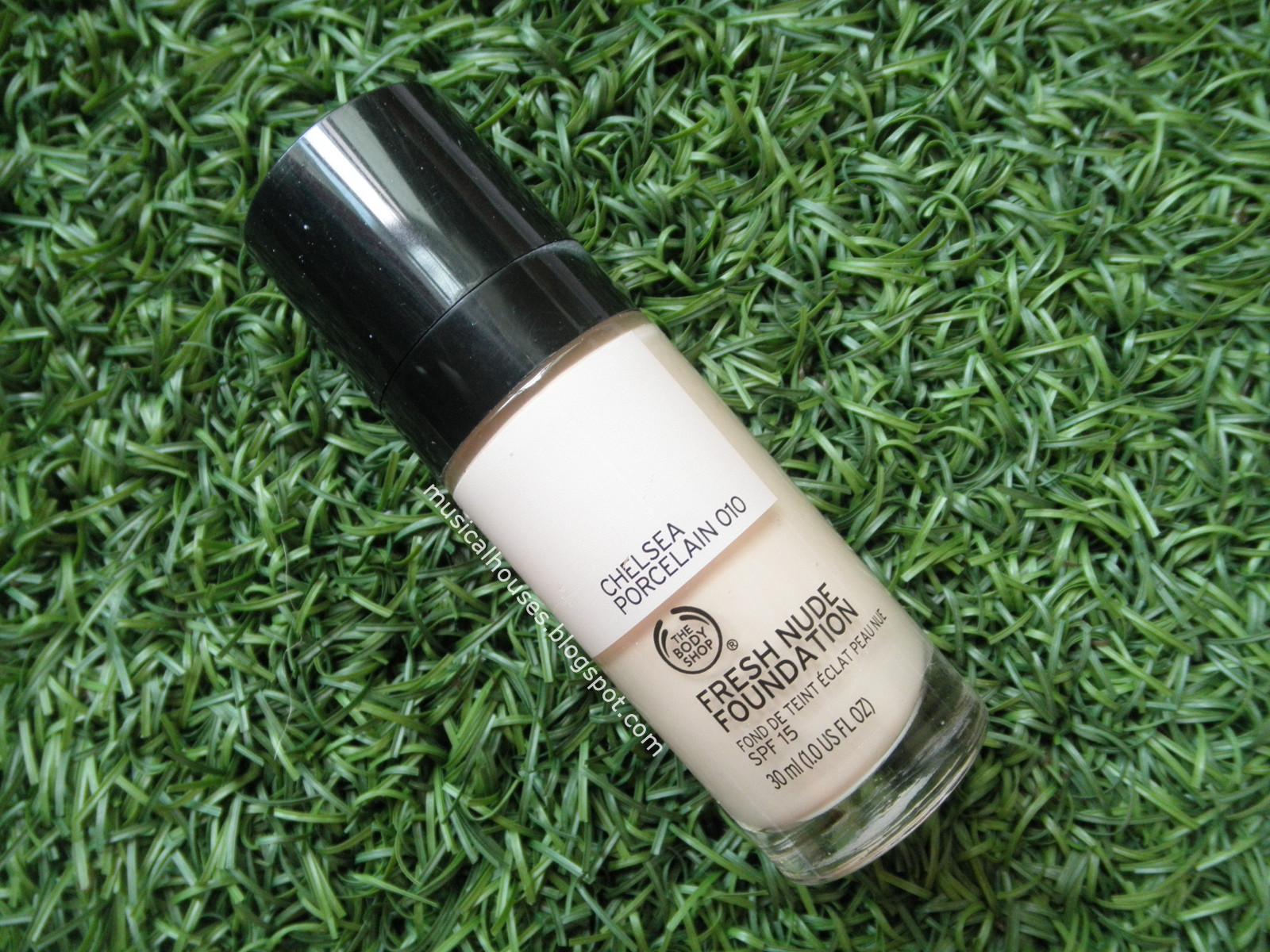 The Body Shop Fresh Nude Foundation Review and Ingredients Analysis of Faces and Fingers