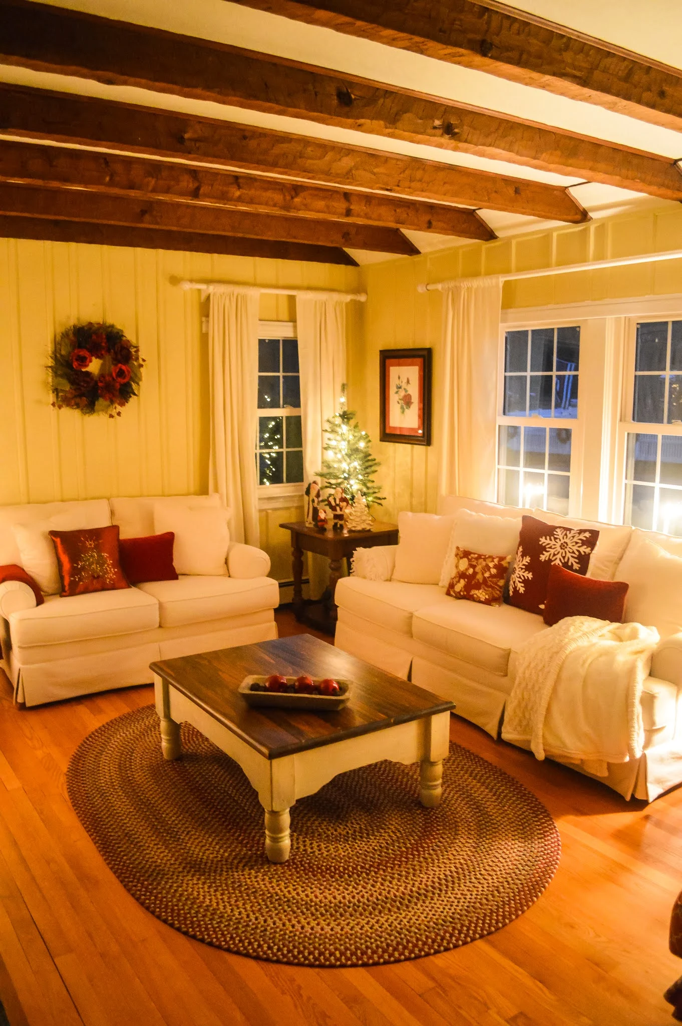 White Cottage Style Living Room At Christmas