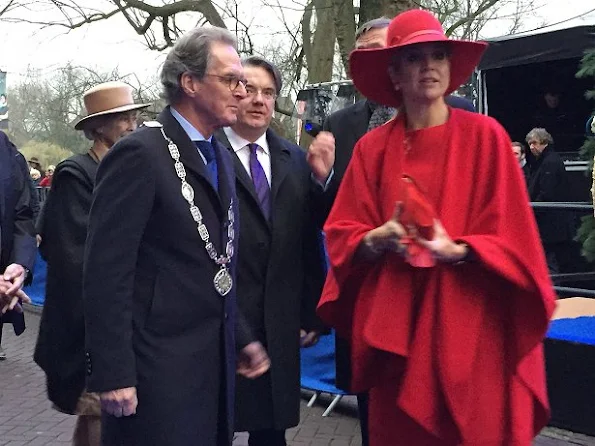 Queen Maxima wore Natan dress in red, Natan cape, Natan red suede pumps, Dolce Gabbana clutch, jewels diamond earrings, new year gift, diamond rings