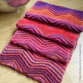 Free Knitting Pattern: Chevrons all Round Cowl - http://knitting-and-so-on.blogspot.com